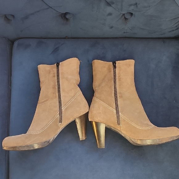 La CANADIENNE Tan Beige Natural Gray Brown Suede Heeled Boots - Picture 3 of 13